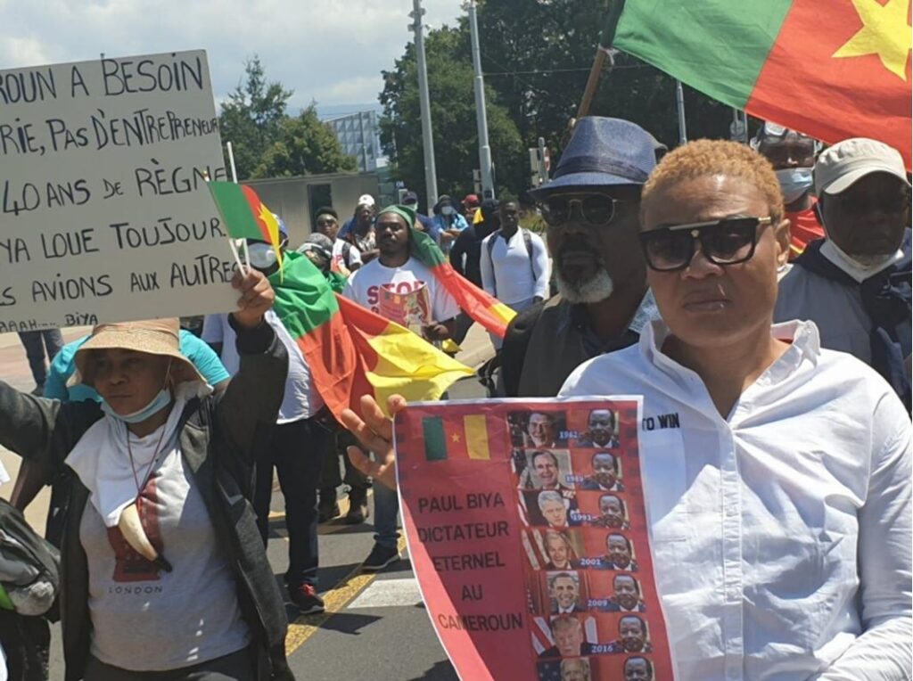 Des manifestanrs camerounais aux abords de l'hôtel Intercontinental de Genève le samedi 17 juillet 2021