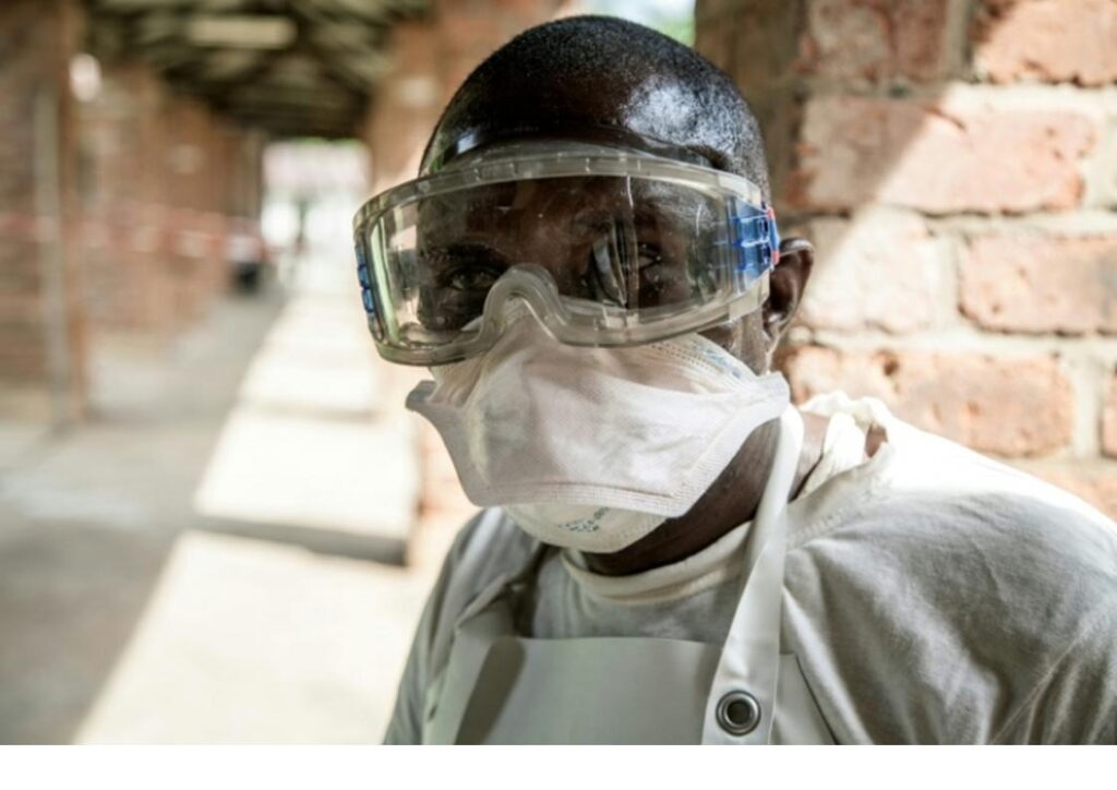 Un membre du personnel sanitaire portant des protections contre le virus Ebola à l'hopital de Bikoro, en RD Congo