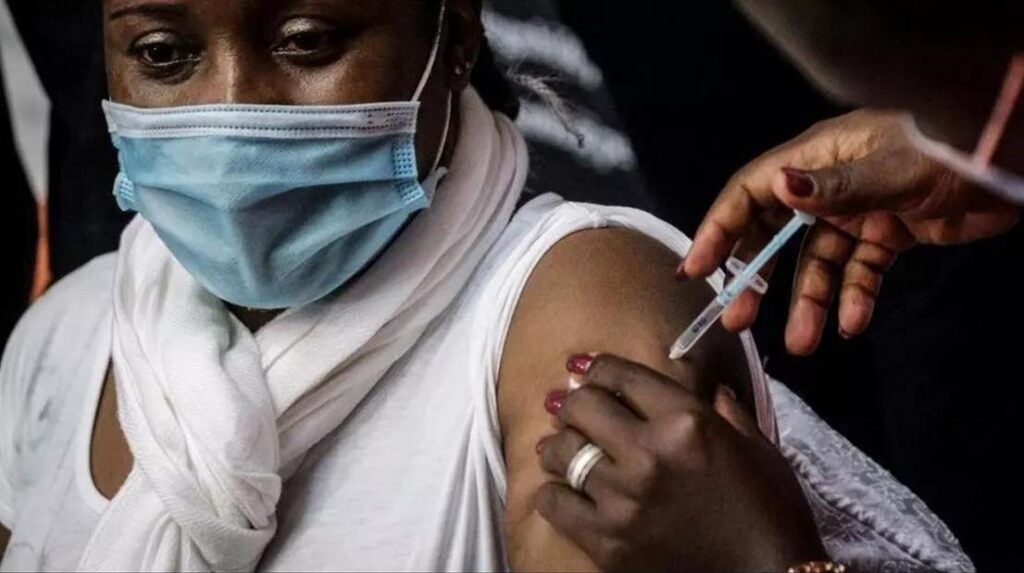 Une Kényane reçoit sa première injection de vaccin AstraZeneca contre le Covid-19 dans un centre de vaccination à Nairobi, le 21 avril 2021