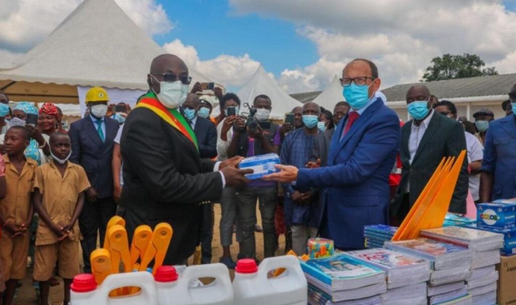 Cérémonie remise don à l'Ecole Mambanda Douala