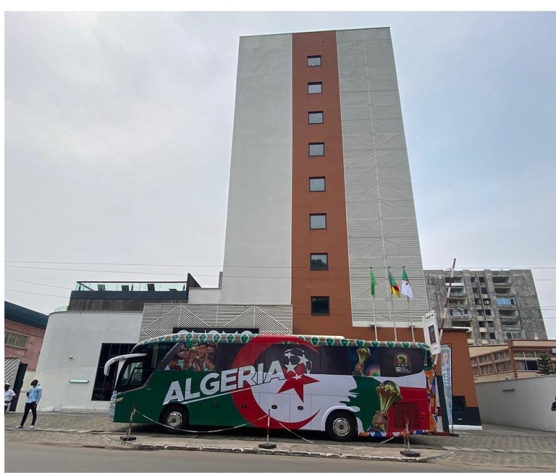 Le bus des Fennecs d'Algérie devant leur hôtel à Douala