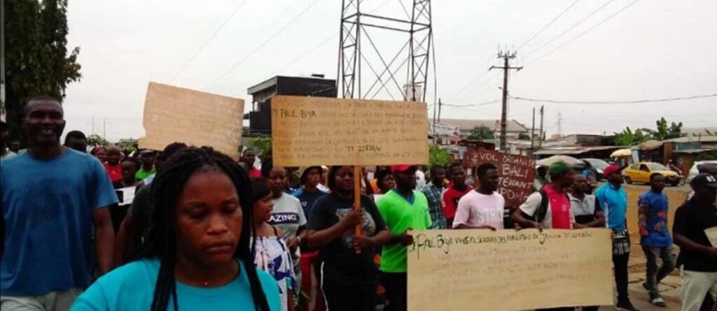 la population marche contre le Dr Roger Mbassa Ndine