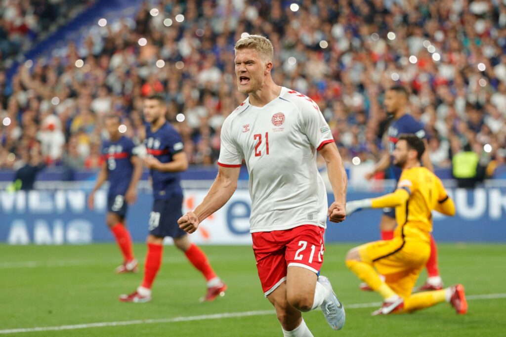 La défense des Bleus concède un but contre le Danemark, oeuvre d'Andreas Cornelius au Stade de France, le 3 juin 2022 Geoffroy VAN DER HASSELT