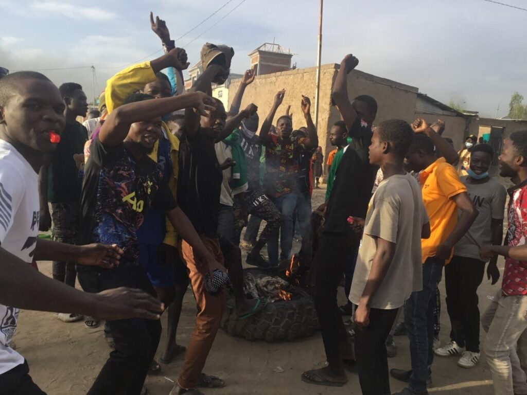 Des manifestants à N'Djamena, au Tchad, le 20 octobre 2022