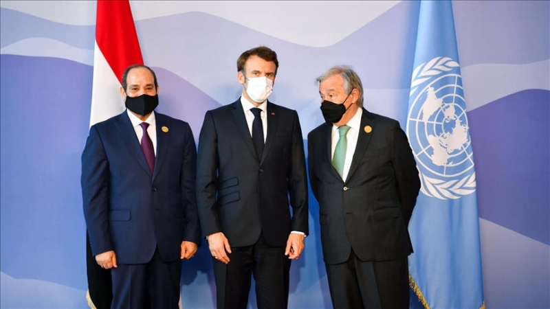 Emmanuel Macron (centre)