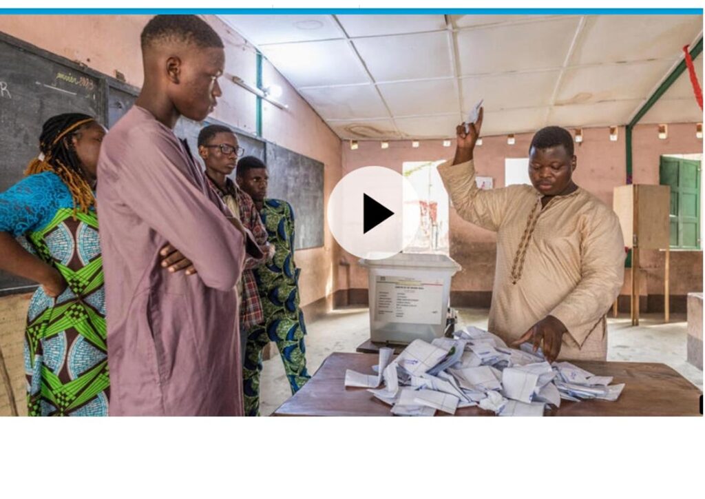 Des membres de la Commission électorale nationale autonome (Cena) supervisent le dépouillement dans cette école de Cotonou, le 8 janvier 2023.