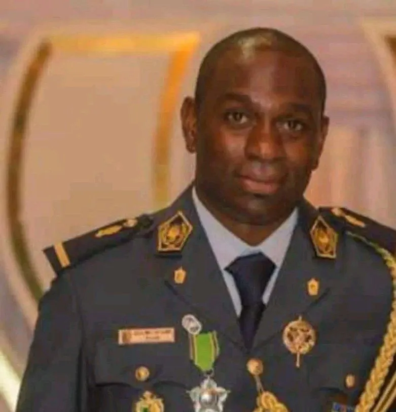 Un commandant se donne la mort accidentellement avec son pistolet