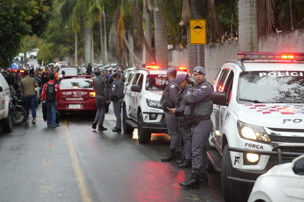 La police brésilienne sécurise le lieu du crash, à Vinhedo, dans l'État de Sao Paulo