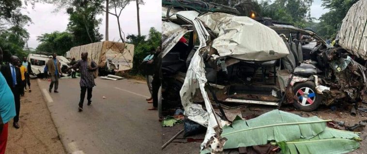 Un bus de Charter heurte un camion stationné en bordure de route à Akonolinga