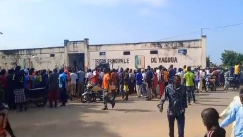 des habitants de Toukou manifestent devant la prison de Yagoua